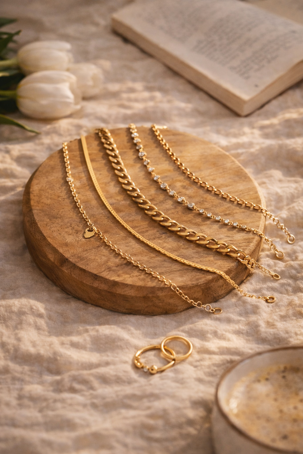 bijoux dorés sur un plateau en bois