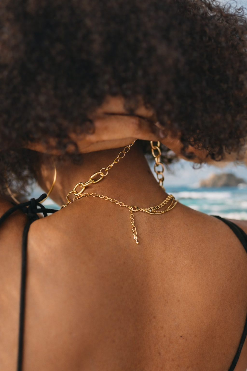 necklaces dorées au bord de mer